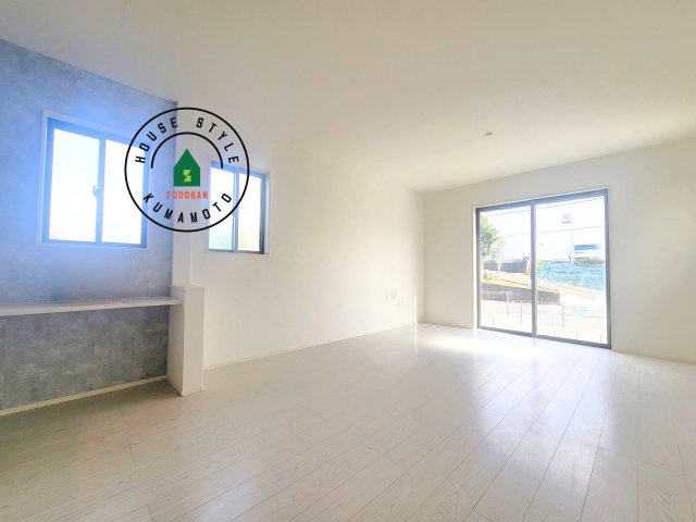 菊池郡菊陽町大字原水第4-4棟（2号棟）　の内観：施工例|キッチンからリビングをしっかり確認できます。家族の笑顔があふれる空間になりそうですね。