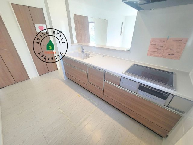 菊池郡菊陽町大字原水第4-4棟（2号棟）　の内観：施工例|ダイニングテーブルへの配膳がラクラク、お料理はかどるカウンター付きシステムキッチン！