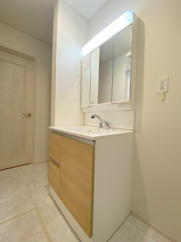 三郷市高州3丁目　新築戸建　全2棟　A号棟の独立洗面台|同施工会社の参考写真になります。