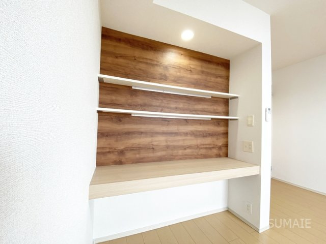 シュシュ　シャンブルの収納|作業スペースにもできる棚収納！