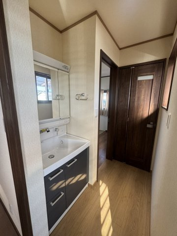 御代田町御代田　売中古住宅の独立洗面台