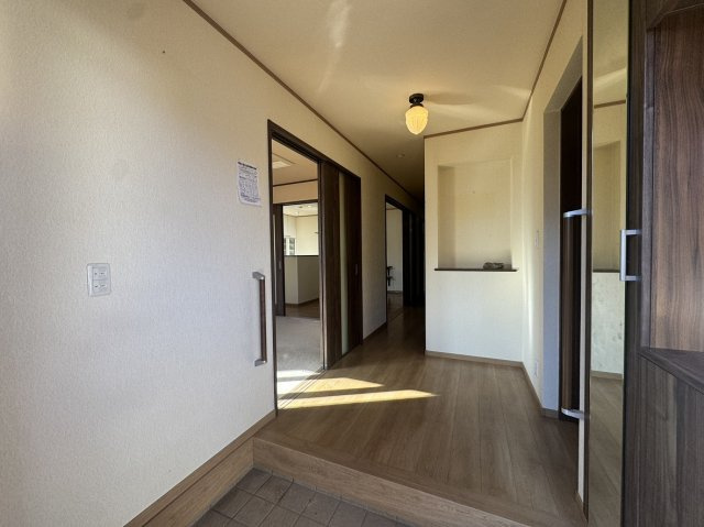 御代田町御代田　売中古住宅の玄関