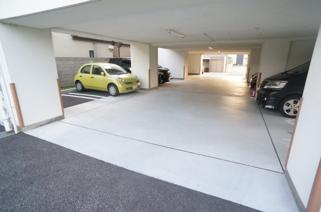 ピュールラルゴの駐車場