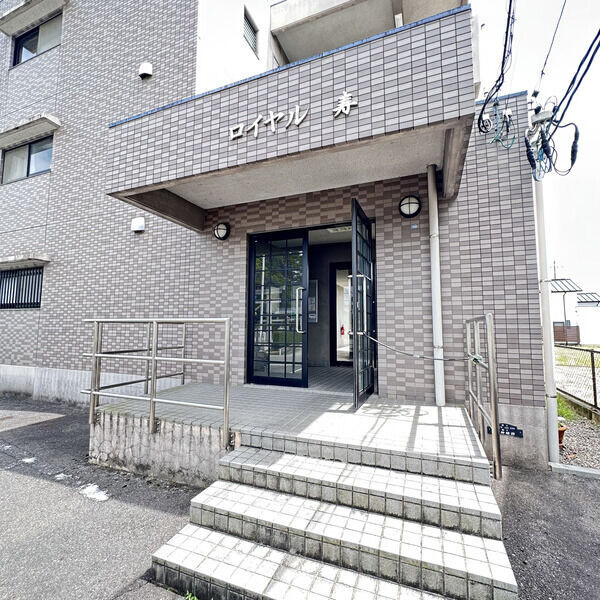 ロイヤル寿のエントランス