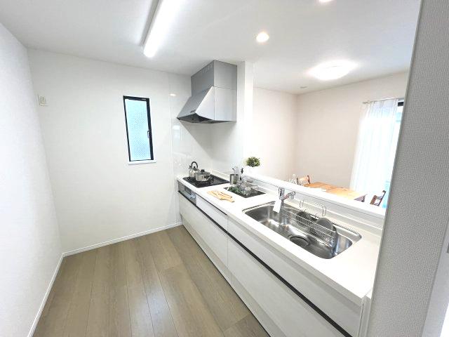 青梅市新町9丁目　新築戸建全1棟のキッチン|収納スペース・作業スペースが広いシステムキッチンは奥様にうれしいポイント！