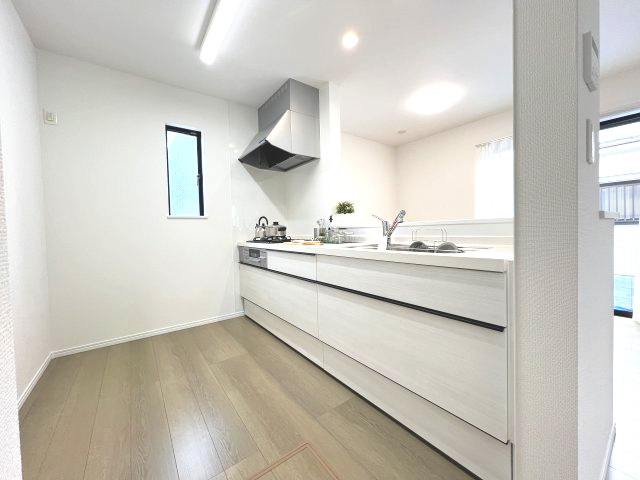 青梅市新町9丁目　新築戸建全1棟のキッチン|広々キッチンはふたりで料理をするのにも十分な広さです