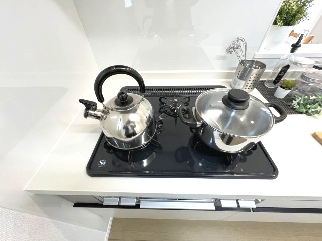 青梅市新町9丁目　新築戸建全1棟のキッチン|三口ガスコンロ