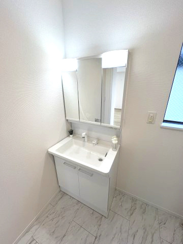 青梅市新町9丁目　新築戸建全1棟の独立洗面台|三面鏡の裏側にはたくさんの物が収納できる工夫があります