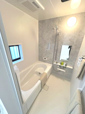 青梅市新町9丁目　新築戸建全1棟の浴室|半身浴もゆっくり楽しめる広々浴室