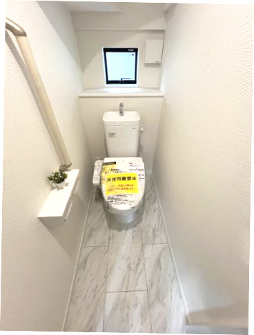 青梅市新町9丁目　新築戸建全1棟のトイレ|1階トイレには快適な温水洗浄便座付