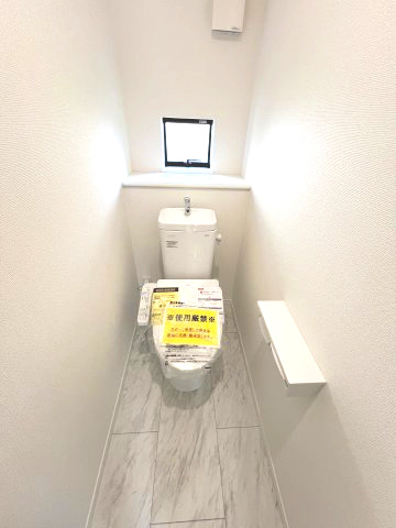 青梅市新町9丁目　新築戸建全1棟のトイレ|2階トイレには快適な温水洗浄便座付