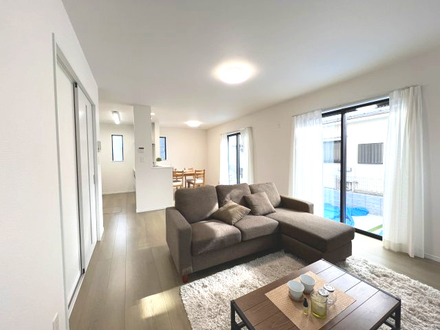 青梅市新町9丁目　新築戸建全1棟の居間・リビング|寛ぎを開放感が彩る19帖のLDK