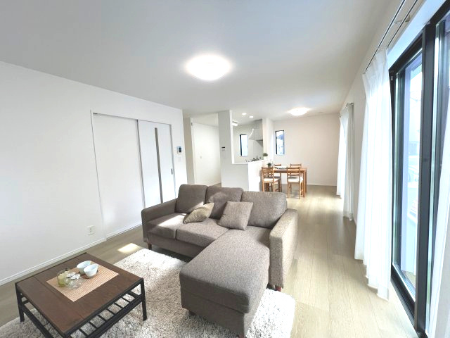 青梅市新町9丁目　新築戸建全1棟の居間・リビング|大きなソファやおしゃれなダイニングセットなど、お気に入りのインテリアで家族団らんの時間がより一層充実して過ごせます。