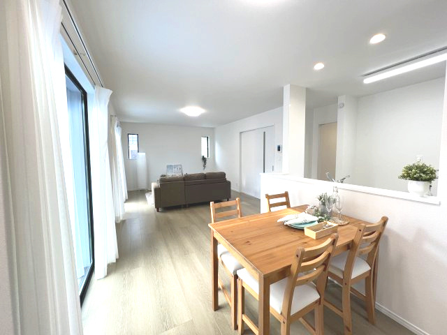 青梅市新町9丁目　新築戸建全1棟の居間・リビング|ナチュラルな木目調の床から木のぬくもりを感じられます