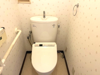 【トイレ】 | 藤和ライブタウンひばりヶ丘　1階 | ウォシュレット付き、手すり付きのトレイで安心です。