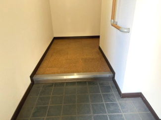 【内装】 | 藤和ライブタウンひばりヶ丘　1階 | 玄関にも手すりが設置されています。