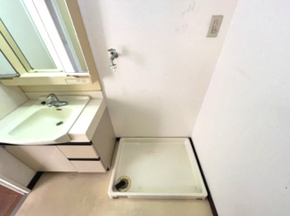 【洗面所】 | 藤和ライブタウンひばりヶ丘　1階 | 洗面台の横が洗濯機置き場になります。