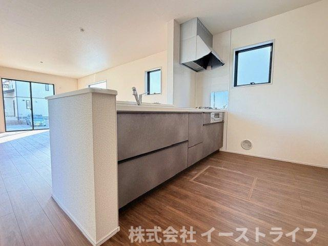 【新築戸建】　いわき市小名浜西君ヶ塚町第3　長期優良住宅のキッチン|3号棟写真　対面キッチンを選ぶ方の多くが、家族とのコミュニケーションを重視して選ばれます。特に小さなお子さんを持つご家庭では、調理中もお子さんの様子をみられるということは大きな安心に繋がります！