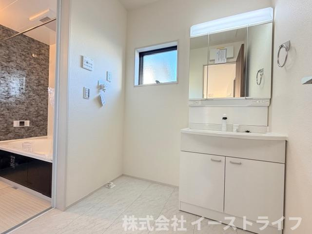 【新築戸建】　いわき市小名浜西君ヶ塚町第3　長期優良住宅の独立洗面台|3号棟写真　収納スペースが豊富で、鏡の周りには棚もあるため、洗顔用品や歯ブラシ、うがい用のコップ、整髪料、スキンケア用品、化粧品などを置いて整理することができます。