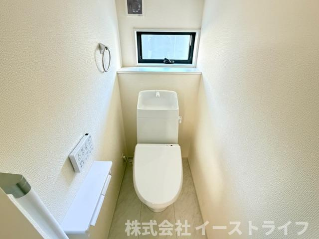 【新築戸建】　いわき市小名浜西君ヶ塚町第3　長期優良住宅のトイレ|3号棟写真　白を基調とした、シンプルながらも落ち着くデザインです。洗浄機付き温水便座で機能性もばっちりです！1階と2階に完備されているので、朝の忙しい時間帯に困ることはありません。