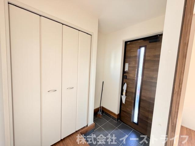 【新築戸建】　いわき市小名浜西君ヶ塚町第3　長期優良住宅の玄関|3号棟写真　玄関収納は天井いっぱいまであるので、靴の整理に困ることがありません。