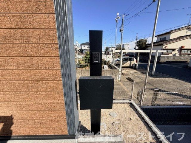【新築戸建】　いわき市小名浜西君ヶ塚町第3　長期優良住宅のセキュリティ|3号棟写真　TVモニター付インターフォンの最大のメリットは、室内モニターから訪問者が誰なのか見ることができる点です。来訪者と直接顔を合わせることなくモニター越しに対応ができるのでとても便利です。