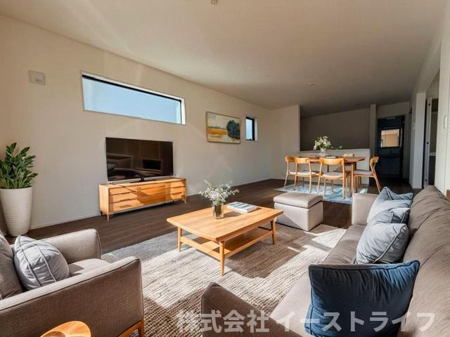 【新築戸建】　いわき市小名浜西君ヶ塚町第3　長期優良住宅の居間・リビング|3号棟写真　リビング家具配置イメージ本画像はCGで作成しており、実際に現地に 家具は置かれておりません。また、価格に 家具は含まれておりません。