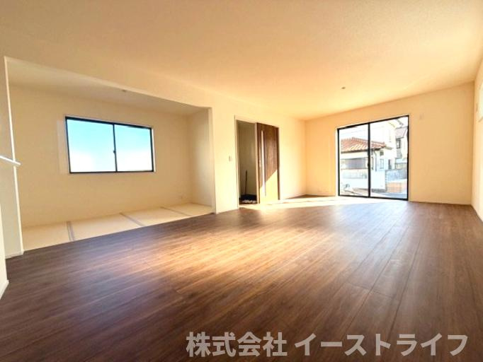 【新築戸建】　いわき市小名浜西君ヶ塚町第3　長期優良住宅の居間・リビング|3号棟写真　広々したリビングダイニングです。畳コーナーがあるのでより一層広く使うことができます。