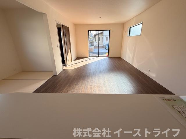 【新築戸建】　いわき市小名浜西君ヶ塚町第3　長期優良住宅の居間・リビング|3号棟写真　キッチンからリビングに視線を通した画像です。対面式キッチンは小さなお子様やペットがいるご家庭に人気です。