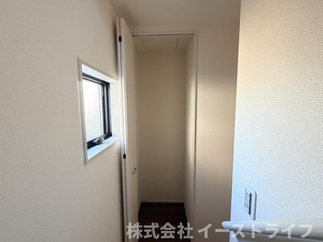 【新築戸建】　いわき市小名浜西君ヶ塚町第3　長期優良住宅の収納|3号棟写真　階段を降りてすぐのところに収納があります。お掃除用具などの整理に役立ちそうです。