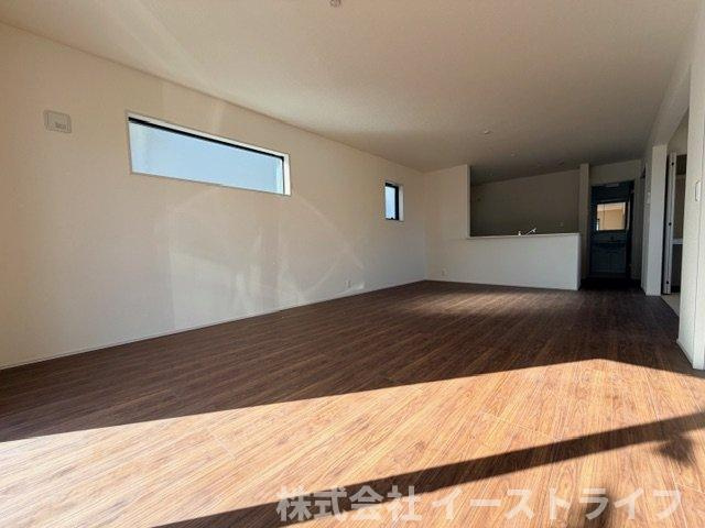 【新築戸建】　いわき市小名浜西君ヶ塚町第3　長期優良住宅の居間・リビング|3号棟写真　一日の中で多くの時間を過すことになるリビングダイニングだからこそ、いつも穏やかな空間であることが必然。爽やかな通風と採光を存分に感じる事が出来る空間です。