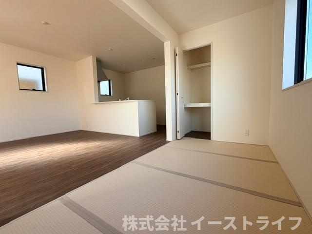 【新築戸建】　いわき市小名浜西君ヶ塚町第3　長期優良住宅の和室|3号棟写真　座卓テーブルを置いてセカンドリビングとして使ったり、畳ならではの肌触りで横になって休んだりと、自由に活用できるのが続き間「和室」の特徴です。また小さなお子様の遊び場としても安心です。
