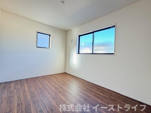 【新築戸建】　いわき市小名浜西君ヶ塚町第3　長期優良住宅の子供部屋|3号棟写真　フローリングのお部屋は耐久性があり傷がつきにくいので、一般的な使用ではメンテナンスはあまり必要ありません。また、汚れたらさっと拭き取るだけで、キレイな状態を保つことができます。