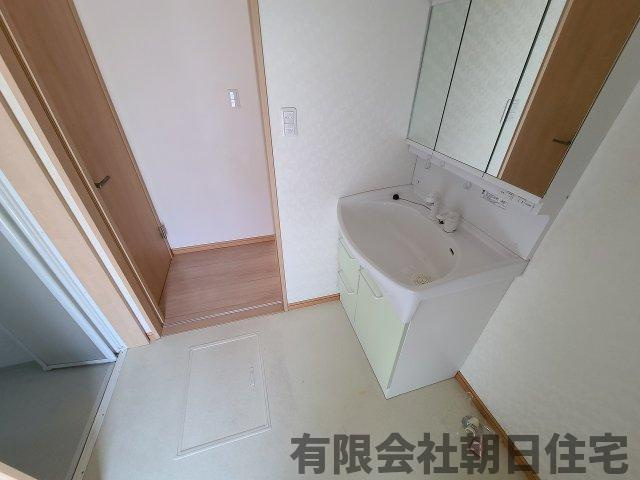 【独立洗面台】 | 東朝日町 中古戸建４LDK  | 独立洗面台、小物を置くことができて便利です