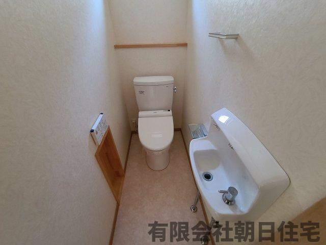 【トイレ】 | 東朝日町 中古戸建４LDK  | シンプルで使いやすいトイレです