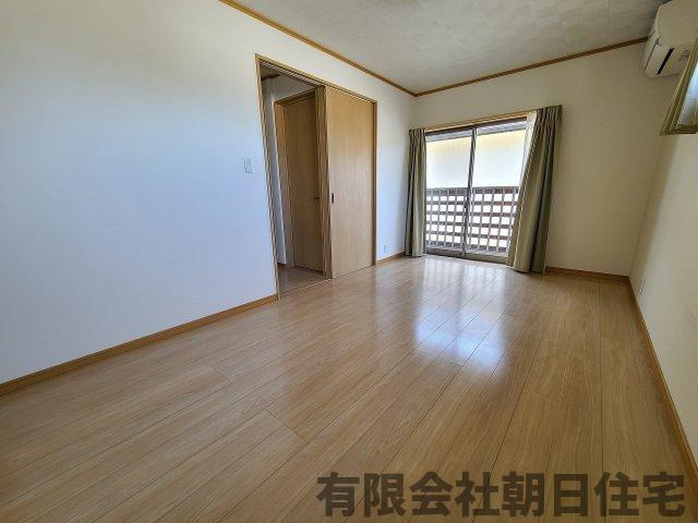 【洋室】 | 東朝日町 中古戸建４LDK  | 使い勝手のいい洋室です