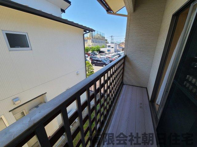 【バルコニー】 | 東朝日町 中古戸建４LDK  | 外からの目が気にならないバルコニーで洗濯物が干せます