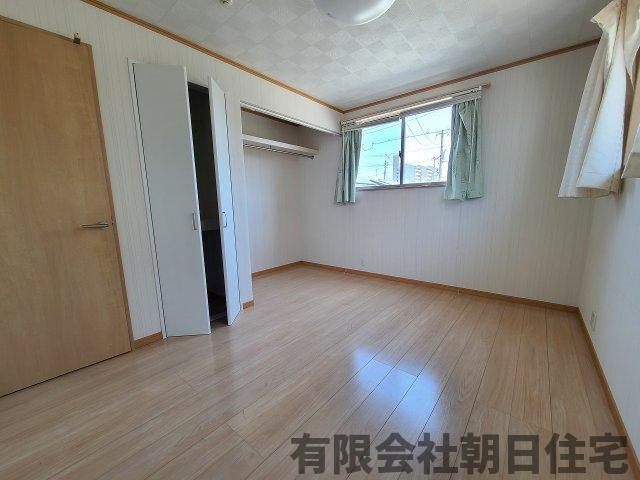 【洋室】 | 東朝日町 中古戸建４LDK  | 明るい洋室です