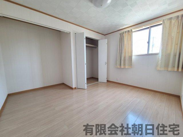 【洋室】 | 東朝日町 中古戸建４LDK  | 明るい洋室です