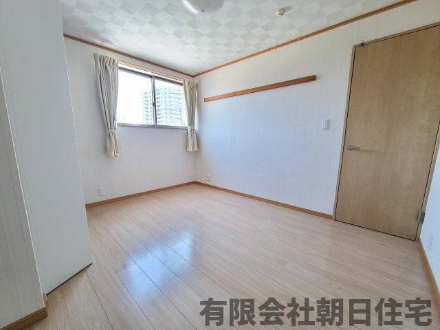 【洋室】 | 東朝日町 中古戸建４LDK  | 落ち着いた色調の洋室です