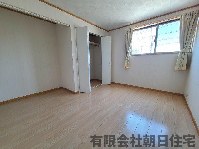【洋室】 | 東朝日町 中古戸建４LDK  | 使い勝手のいい洋室です
