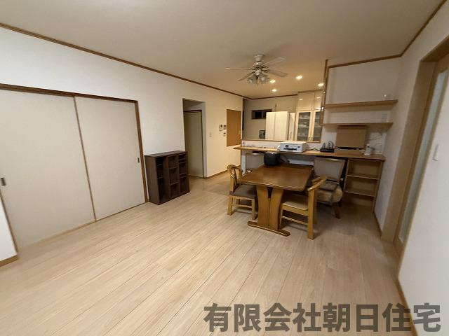 【居間・リビング】 | 東朝日町 中古戸建４LDK  | ゆったりとしたリビングです