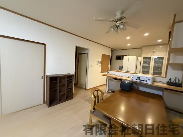 【居間・リビング】 | 東朝日町 中古戸建４LDK  | こちらの居間で趣味の時間をお楽しみください