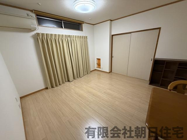 【居間・リビング】 | 東朝日町 中古戸建４LDK  | 使いやすい居間です