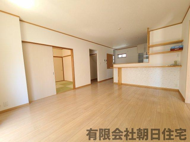 【居間・リビング】 | 東朝日町 中古戸建４LDK  | ゆったり過ごせるリビングです