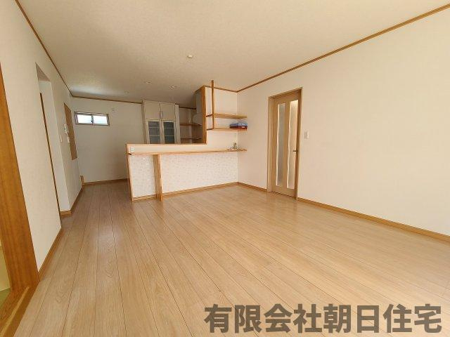 【居間・リビング】 | 東朝日町 中古戸建４LDK  | おしゃれなリビングです