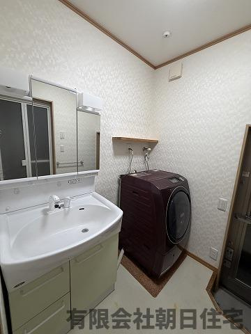 【独立洗面台】 | 東朝日町 中古戸建４LDK  | 独立洗面台あり、毎朝おしゃれに忙しい女性の方におすすめです