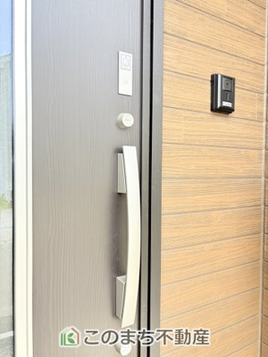 【設備】 | CRADLEGARDEN真岡市台町第9　1号棟 | 玄関キーは上下２箇所のダブルロックキーと防犯性の高い電池錠で安全に配慮してます。