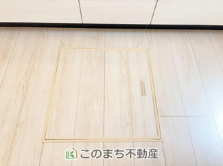 【収納】 | CRADLEGARDEN真岡市台町第9　1号棟 | キッチンには床下収納を備え、食品や日用品のストック収納に便利。すっきり片付く使い勝手の良い設備です。
