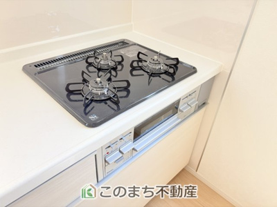 【キッチン】 | CRADLEGARDEN真岡市台町第9　1号棟 | 三ツ口コンロ採用で、同時調理もスムーズ◎！お料理を並べられるカウンター付きで、配膳・片付けをサポート！リビングで過ごすご家族とコミュニケーションを楽しみながら作業可能です♪